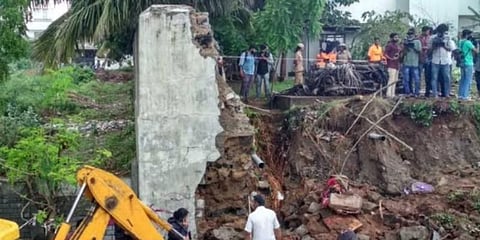 “அப்போதே இடிக்க சொன்னோம்” - சுவர் குறித்து கொதிக்கும் மக்கள்..!