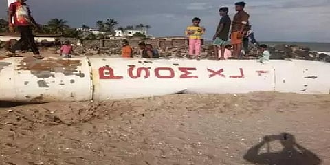 மீனவர்களின் வலையில் சிக்கிய பிஎஸ்எல்வி ராக்கெட்டின் பாகம்