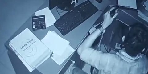 வணிக வளாகத்திலுள்ள 4 கடைகளில் கொள்ளை - சிசிடிவியில் சிக்கிய திருடன்