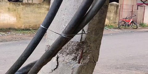 உடையும் நிலையில் மின்கம்பம் - உடனடியாக மாற்ற மக்கள் கோரிக்கை