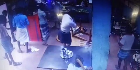 சாப்பிட்டதற்கு காசு கேட்ட உணவக உரிமையாளர் மீது கொலைவெறி தாக்குதல் - வீடியோ..!