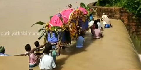 கழுத்தளவு நீரில் சடலத்தை சுமக்கும் மக்கள் : அரியலூரில் அவலநிலை