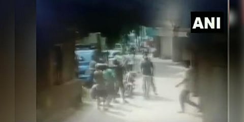 3 வது மாடியிலிருந்து தவறி விழுந்த குழந்தை - தாவிப் பிடித்த இளைஞர்