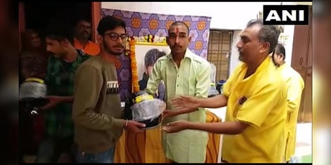 மனதை மாற்றிய மகனின் மரணம் - இலவசமாக தலைக்கவசம் தரும் தந்தை