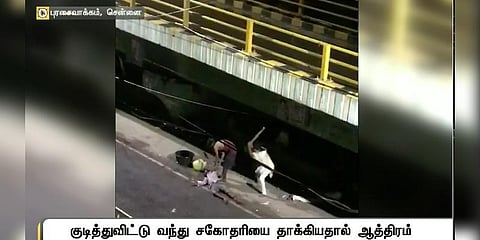 சகோதரி கணவரை உருட்டுக்கட்டையால் தாக்கும் பெண் - வைரல் வீடியோ
