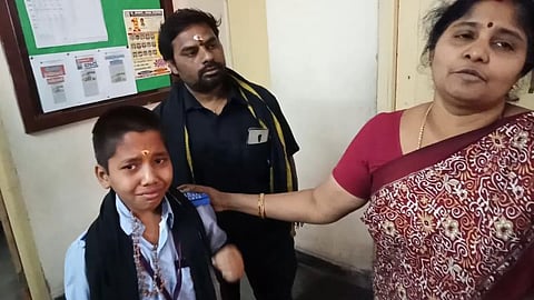 பள்ளிக்கு சபரிமலை விரத ஆடை அணிந்த மாணவர்: அனுமதி மறுத்த ஆசிரியர்