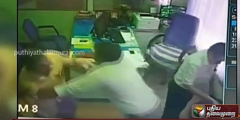 வங்கிக்குள் புகுந்து கத்தி, துப்பாக்கியுடன் தாக்குதல் : ஒருவர் கைது