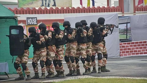 சக வீரர்களை சுட்டுக் கொன்ற பாதுகாப்பு படை வீரர் !