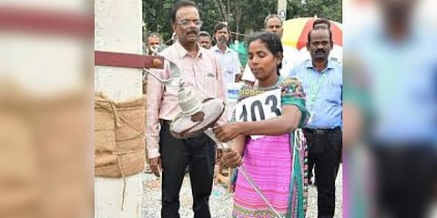 மின் கம்பம் ஏறும் பணி... உடற்தகுதித் தேர்வில் தேர்ச்சி பெற்று பெண் அசத்தல்..!