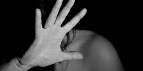 பாலியல் வன்கொடுமைக்கு ஆளான இளம்பெண்.. நண்பர்களுடன் சேர்ந்து தீயிட்டு கொளுத்திய குற்றவாளி..!