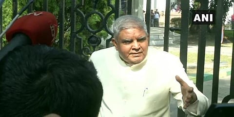 பூட்டப்பட்ட சட்டப்பேரவையின் கேட்: நீண்ட நேரம் காத்திருந்த மேற்கு வங்க ஆளுநர்