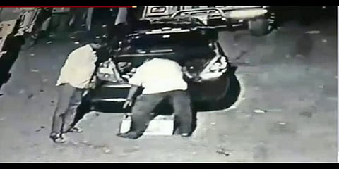 பறிமுதல் செய்யப்பட்ட லாரியில் இருந்து டீசல் திருடிய சப்-இன்ஸ்பெக்டர்: சிசிடிவி காட்சி