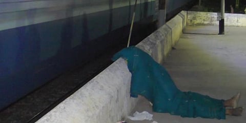 தண்டவாளத்தை கடக்கும் போது விபரீதம் : ரயில்மோதி ரயில்வே ஊழியர் உயிரிழப்பு