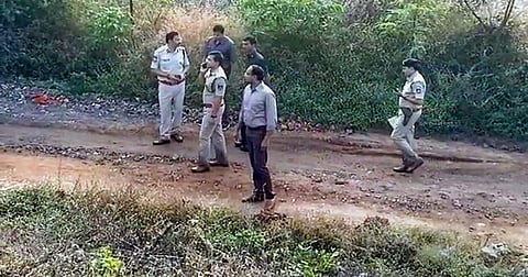 தெலங்கானா என்கவுன்ட்டர்: சசிதரூர், மேனகா காந்தி எதிர்ப்பு