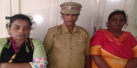 தகாத உறவுக்கு உதவ முயற்சித்த போலி பெண் போலீசார் கைது!