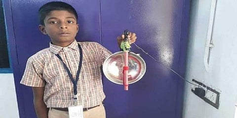 “பாத்திரம், மூங்கில் குச்சி, ஹெட்ஃபோன், இரும்பு ஸ்க்ரூ”: பள்ளிக்கு அலாரம் தயாரித்து அசத்திய மாணவர்