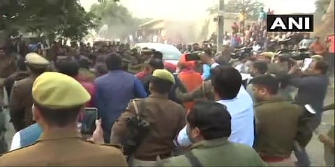 உன்னாவ் வன்கொடுமை: அமைச்சர்களை தடுத்து நிறுத்திய கிராம மக்கள்... விரட்டியடித்த போலீஸ்..!