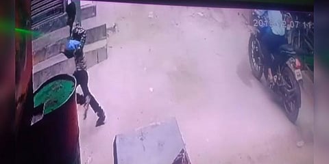 “உங்க ட்ரெஸ்ஸில் அழுக்கு பாருங்க”- பெண்ணை திசைதிருப்பி கொள்ளையடித்த இளைஞர்கள்..!