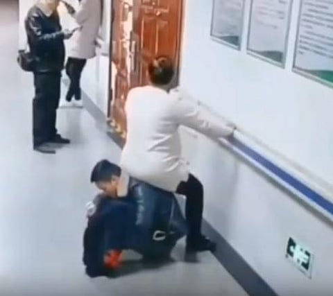 கர்ப்பிணி மனைவிக்காக நாற்காலியாக மாறிய கணவர் !