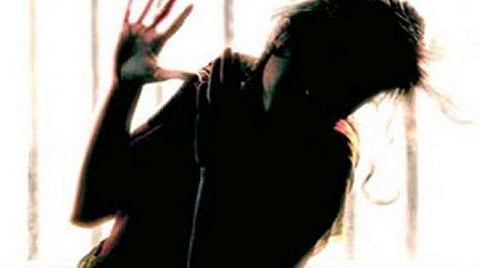 பாலியல் வன்கொடுமை வழக்கை வாபஸ் பெற மறுத்த பெண் மீது ஆசிட் வீச்சு