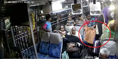 ஓடும் பேருந்தில் நூதன திருட்டு - சிசிடிவியில் சிக்கிய பெண்கள்