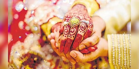 திருமணத்தை மீறிய உறவு : ஆண், பெண்ணை சரமாரியாக தாக்கிய ஊர் மக்கள்