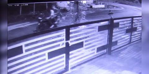 மளிகைக்கடைக்குள் புகுந்து வெங்காயத்தை அள்ளிச் சென்ற திருடர்கள்