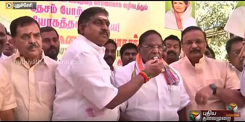 ‘கேக் வேண்டாம் வெங்காய பை கொடுங்க’ - சோனியா காந்தி பிறந்தநாள் விழாவில் விநோதம்