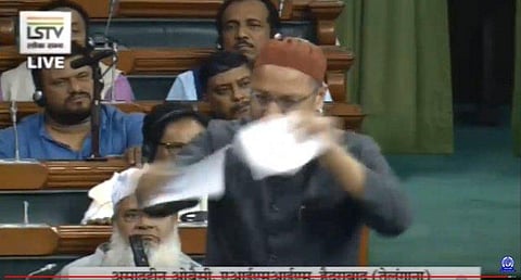 குடியுரிமை திருத்த மசோதா நகலை மக்களவையில் கிழித்த ஓவைசி