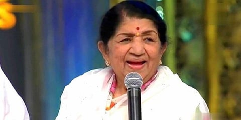 உடல்நலம் தேறிய லதா மங்கேஸ்கர்: புகைப்படம் வெளியீடு!