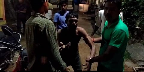 பெண்ணிடம் வழிப்பறி : குளத்தில் குதித்த திருடர்களை மடக்கிப்பிடித்த மக்கள்