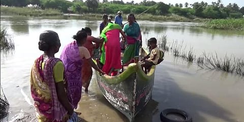 பாலம் இல்லாத பரிதாபம் - 30 ஆண்டுகளாக அச்சத்துடன் படகில் செல்லும் மக்கள்