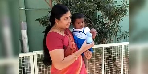 குப்பைத் தொட்டியில் கிடந்த 8 மாத பெண் குழந்தை