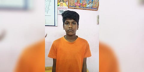 சாலையில் கிடந்த 10 ஆயிரம் ரூபாய் - காவல்துறையிடம் பொறுப்பாக ஒப்படைத்த சிறுவன்