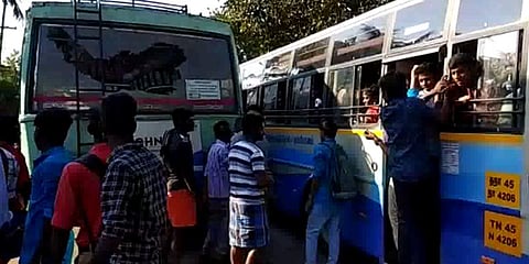 கல்லூரி நேரத்தில் நிற்காமல் சென்ற பேருந்து : கண்ணாடியை உடைத்த மாணவர்கள்