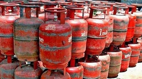 “சிலிண்டர் விநியோகத்திற்கு டிப்ஸ் தர வேண்டாம்” - இந்தியன் ஆயில் நிறுவனம்