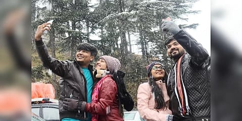 ஜில்லென்ற பனிப்பொழிவில் மிதக்கும் சிம்லா - சுற்றுலா பயணிகள் மகிழ்ச்சி