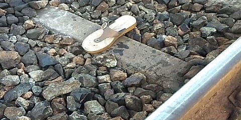 ஒரே குடும்பத்தைச் சேர்ந்த 4 பேர் ரயில் முன் பாய்ந்து தற்கொலை