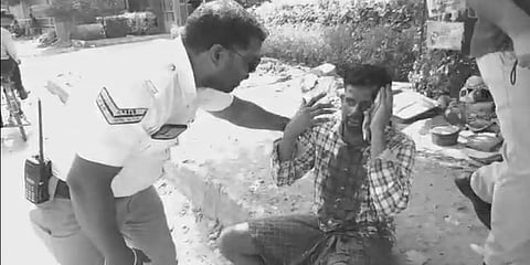 ரத்தம் வழிந்தபடி சாலையில் அமர்ந்திருந்த நபர் - மனித நேயத்துடன் உதவிய போலீஸ்