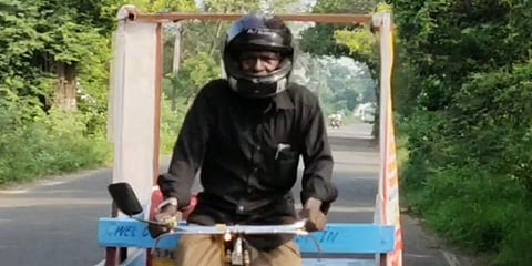 “என்னைப்பார்த்தாவது ஹெல்மெட் அணியுங்கள்” - ரிக்ஷாவில் விழிப்புணர்வு ஏற்படுத்தும் 73 வயது முதியவர்