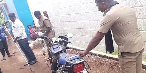 பைக்கில் புகுந்த நல்ல பாம்பு நீண்ட போராட்டத்திற்கு பின்பு மீட்பு