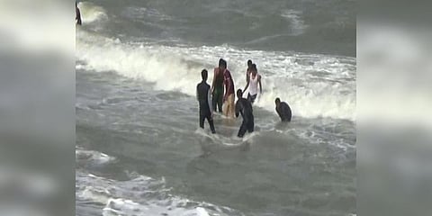 பூம்புகார் கடலில் மூழ்கி கல்லூரி மாணவர் உயிரிழப்பு