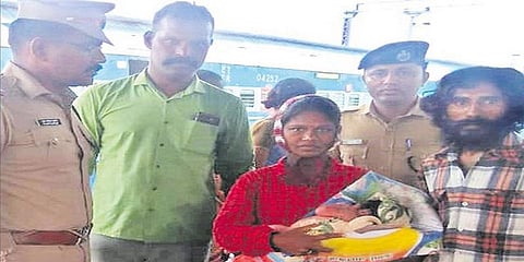 ரயில்வே பிளாட்பாரத்தில் தனக்குத்தானே பிரசவம் பார்த்துக்கொண்ட பெண்...!