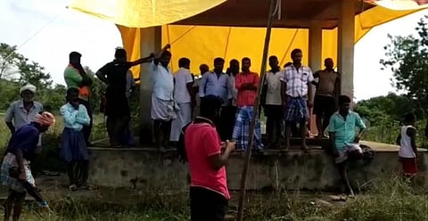 கல்குவாரிக்கு எதிர்ப்பு : மயானத்தில் குடியேறும் போராட்டத்தில் குதித்த கிராம மக்கள்...!