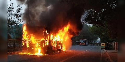 குடியுரிமை சட்டத்திருத்தத்திற்கு எதிராக டெல்லியில் போராட்டம் - பேருந்துகளுக்கு தீ வைப்பு