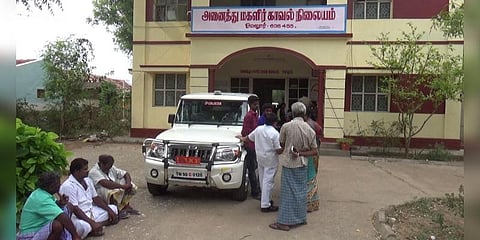 பள்ளி மாணவிக்கு ஆசை வார்த்தை கூறி திருமணம் செய்ய முயற்சி - பெற்றோருடன் வாலிபர் கைது