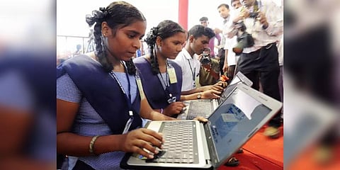 நாளைக்குள் விலையில்லா மடிக்கணினி வழங்க தமிழக அரசு ஆணை