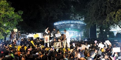 ஜாமியா மாணவர்கள் மீது தடியடி - டெல்லியில் விடிய, விடிய போராட்டம்