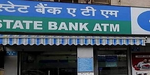 பணம் இருக்குமென நினைத்து ஏடிஎம்-ல் பாஸ்புக் மிஷினை உடைத்த மர்ம நபர்