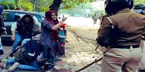 மாணவர்கள் மீது தடியடி : தமிழகத்தில் வெடித்த மாணவர்கள் போராட்டம்...!